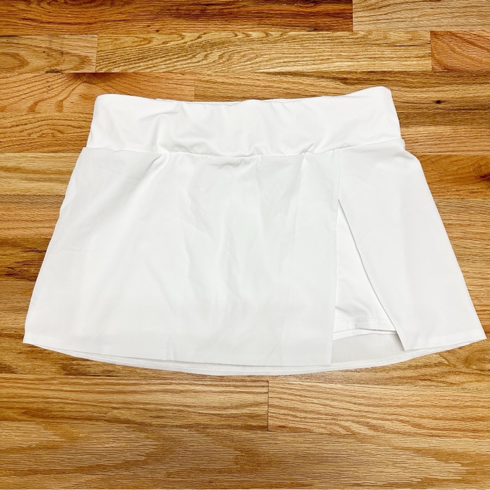NWT FABLETICS size Medium White Skye Skort